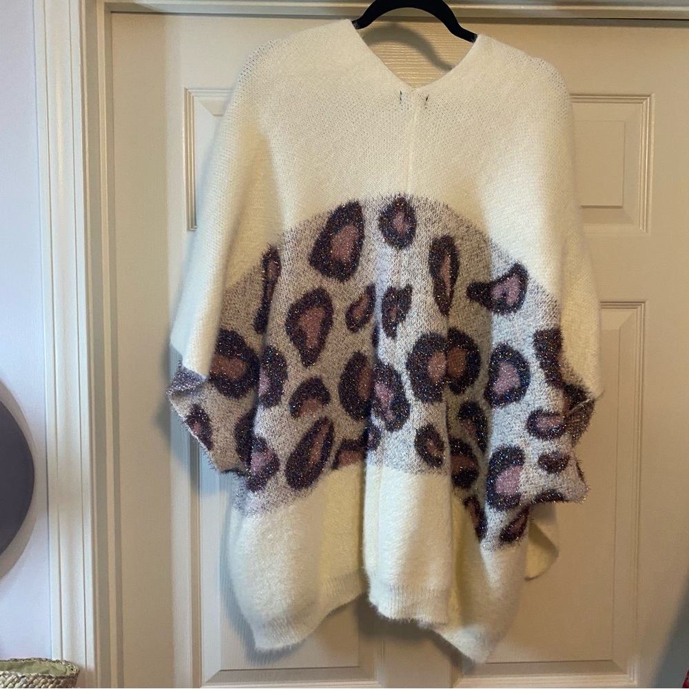 Sweater with tinsel leopard print